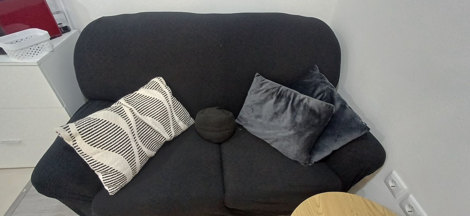 Sofá cama com almofadas