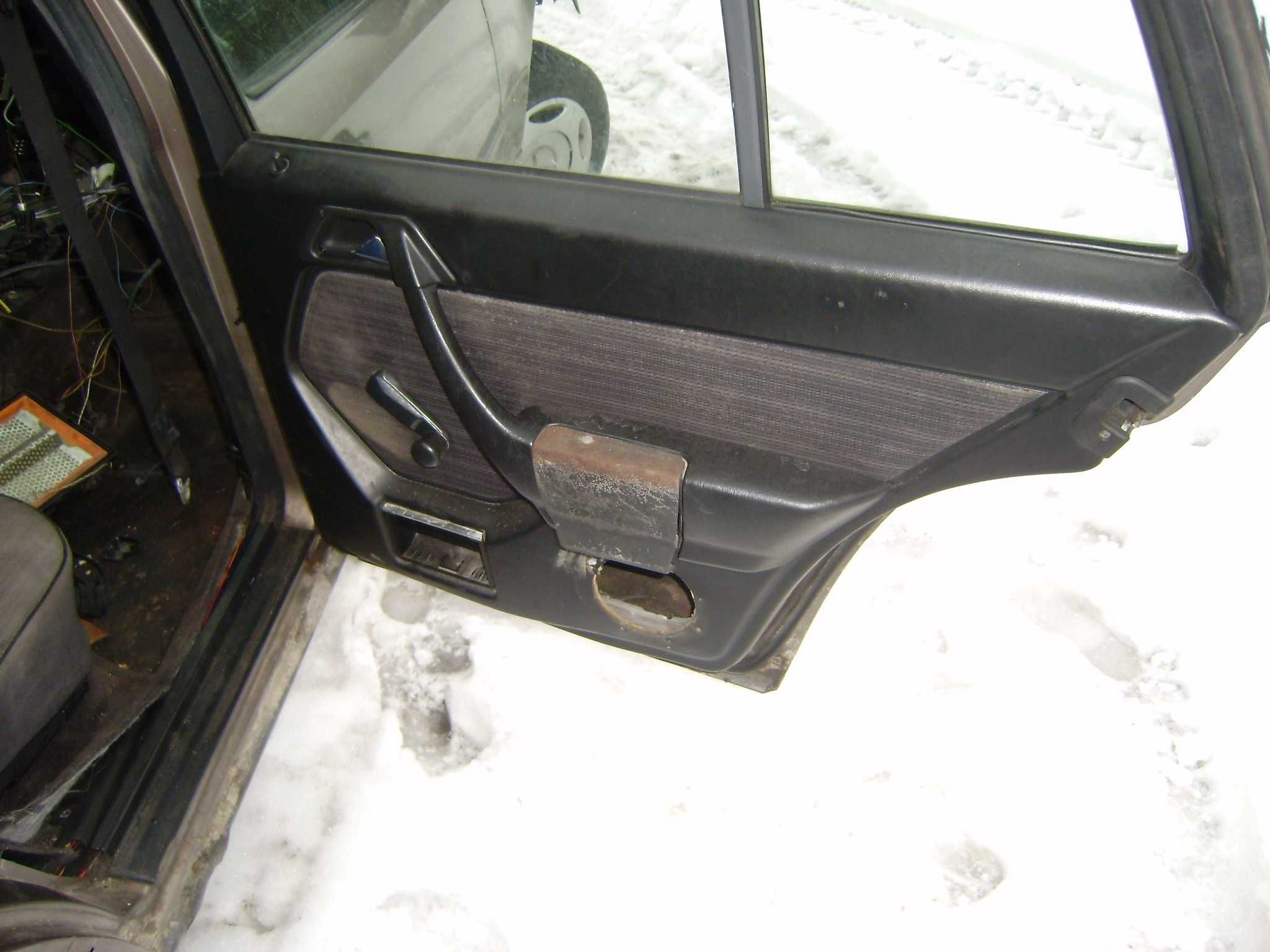 Двері мерседес W124 S124  універсал задні бампер накладки листва