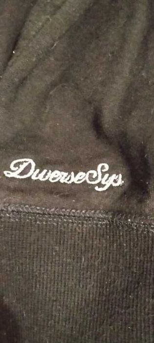 Czarna bluza z kapturem dekolt w serek kieszeń kangur L