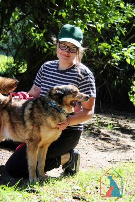 Ogrom miłości w serduszku, rozdaje buziaczki, przytula się, łagodny