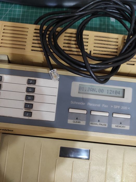 Aparelho de FAX, bastante antigo, de marca SCHNEIDER