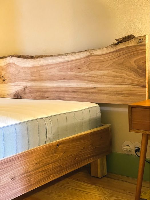 Cabeceira de cama. Tábua com acabamento.