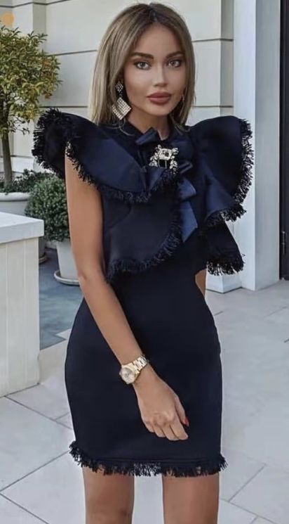 Piekna elegancka czarna sukienka mini