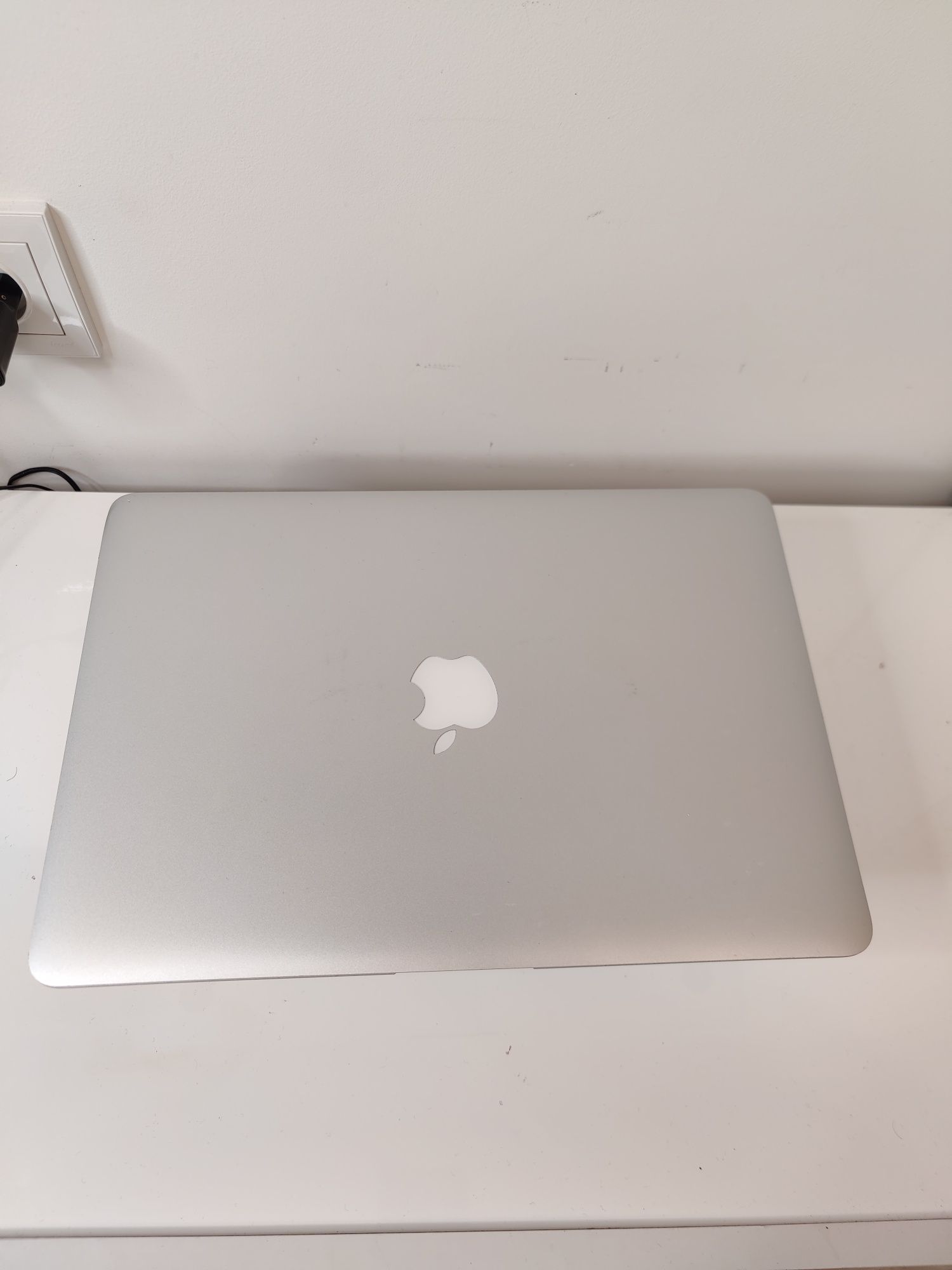 MacBook air a1466/13,3/i5/4 ГБ/SSD 128 ГБ.