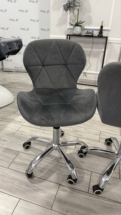 Dwa krzeselka do manicure do salonu kosmetycznego