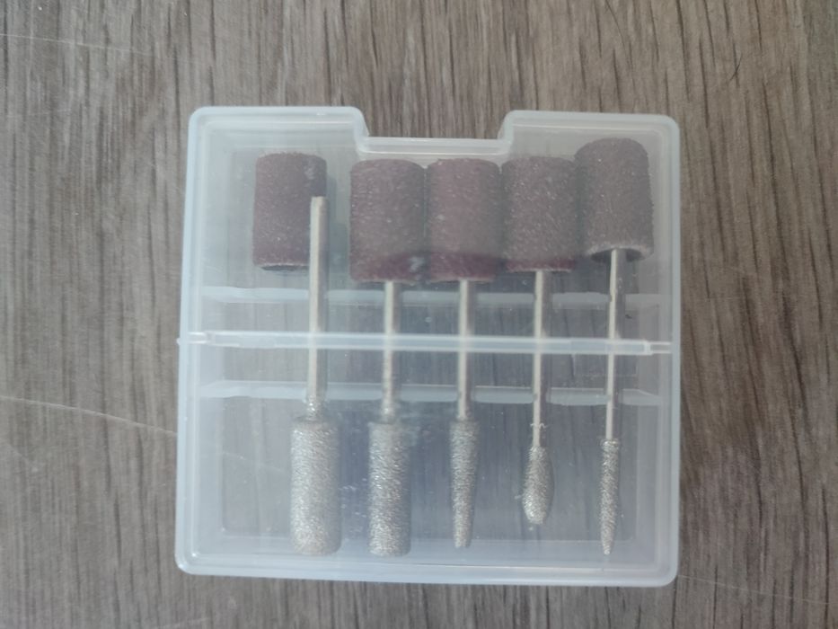 Lima elétrica com acessórios para unhas e pequenas calosidades
