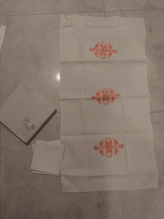 Bieżnik,  sewreta na ławę stół  PRL len, 4 serwetki