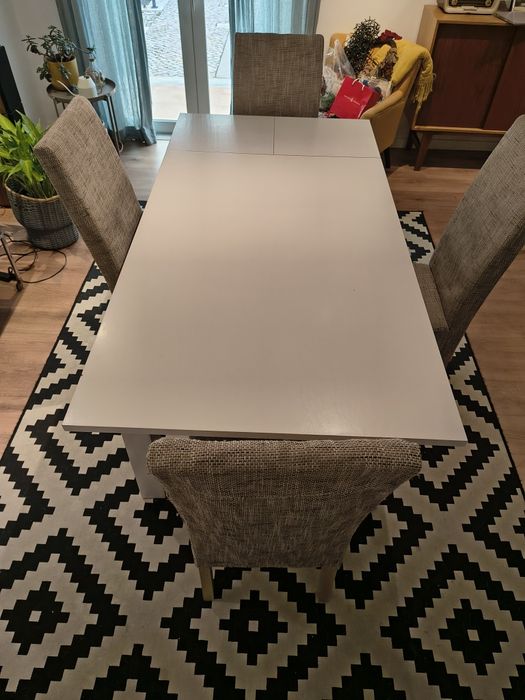 Conjunto de mesa de jantar e 6 cadeiras