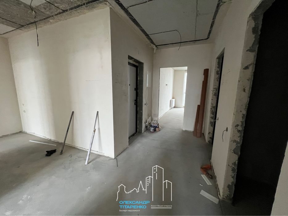 Простора квартира з покращеннями в зданому будинку!