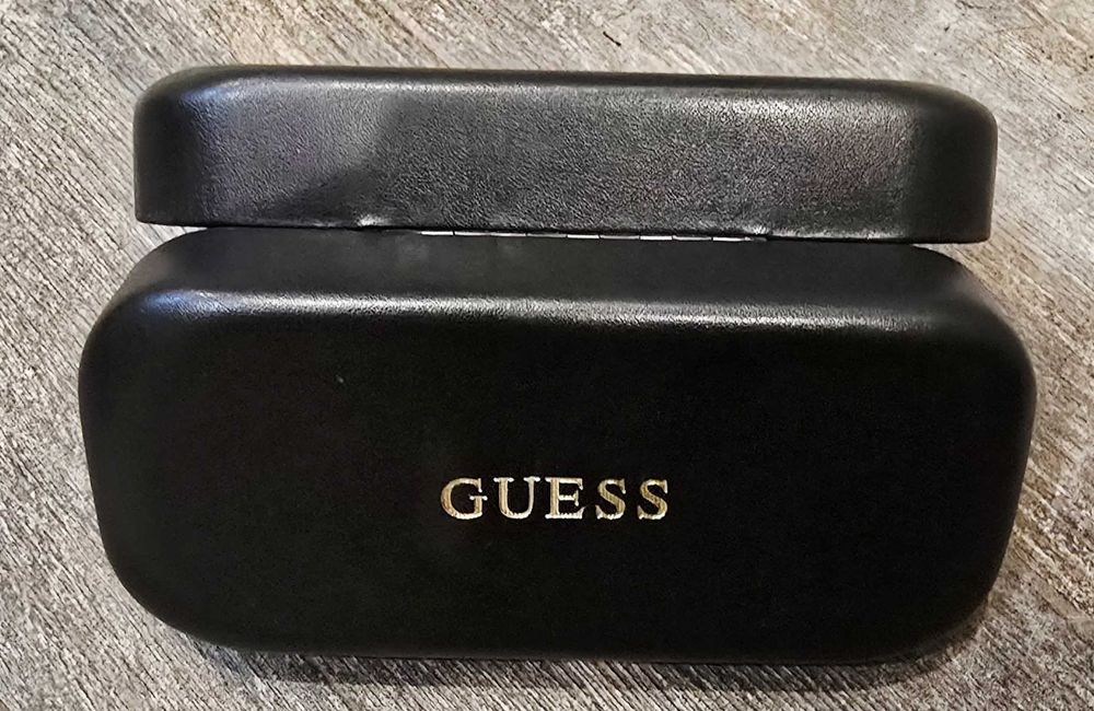 Etui Pokrowiec Futerał Na Okulary Sztywne Guess Czarne