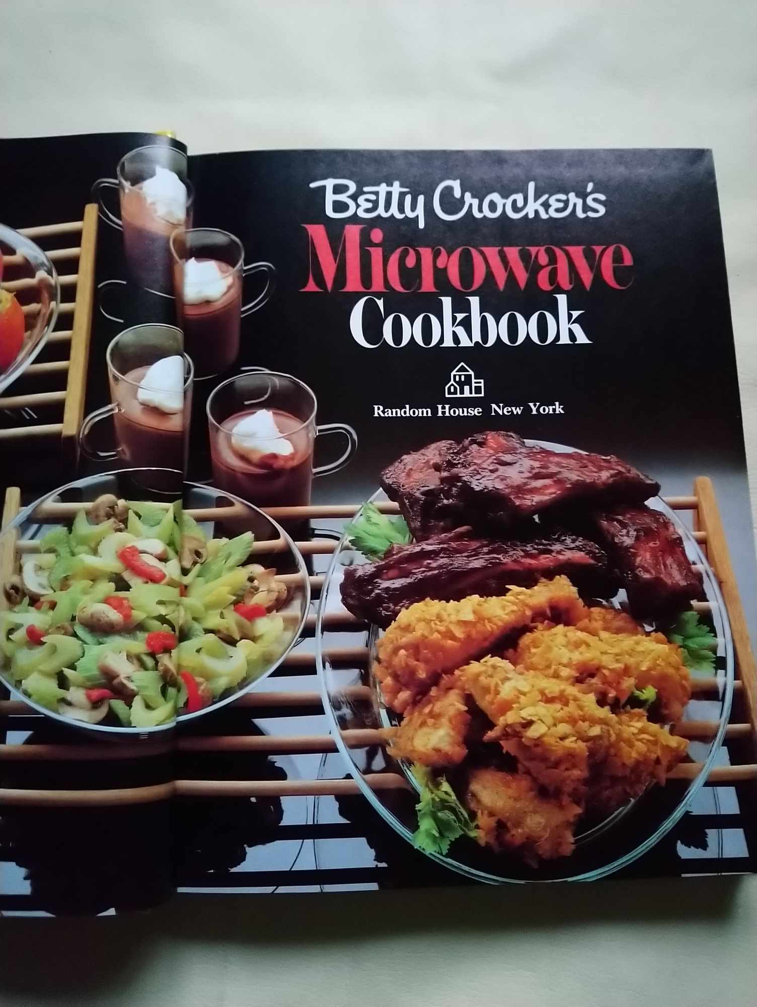 Книга кулінарна Betty Crocker's Microwave Cookbook