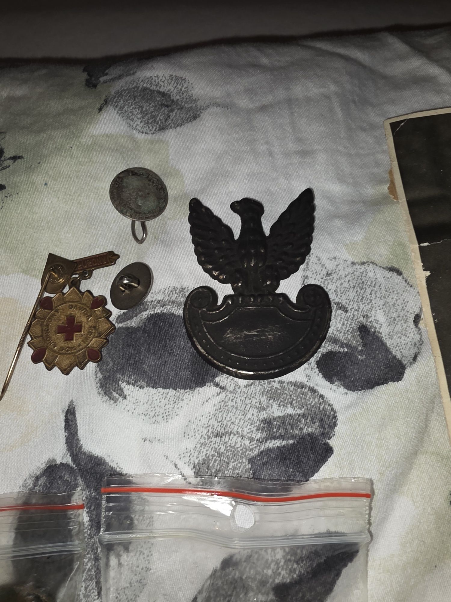 Monety ze znakiem sfastyki zdjęcie żołnierza odznaczenia itp