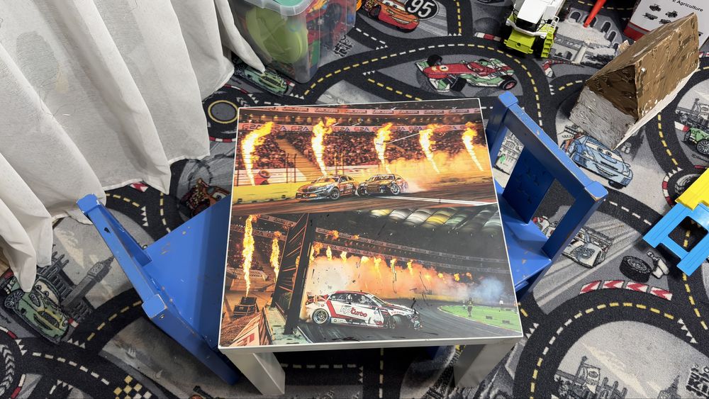 Stolik dla dzieci / dziecięcy + 2 krzesła