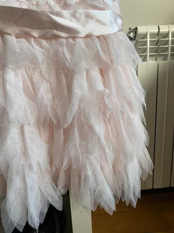 vestido cor-de-rosa com folhos