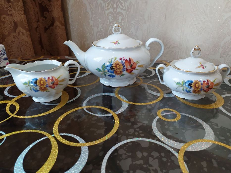 Часть чешского сервиза, чайник, сливочник, сахарница.