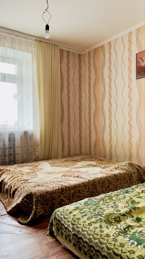 Продається трикімнатна квартира, район Червоної гори