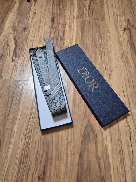 Szary / srebrny krawat Dior jedwabny