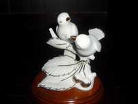 Casal de pombos em biscuit e madeira