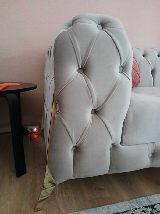Sofá Chesterfield com pouco uso.