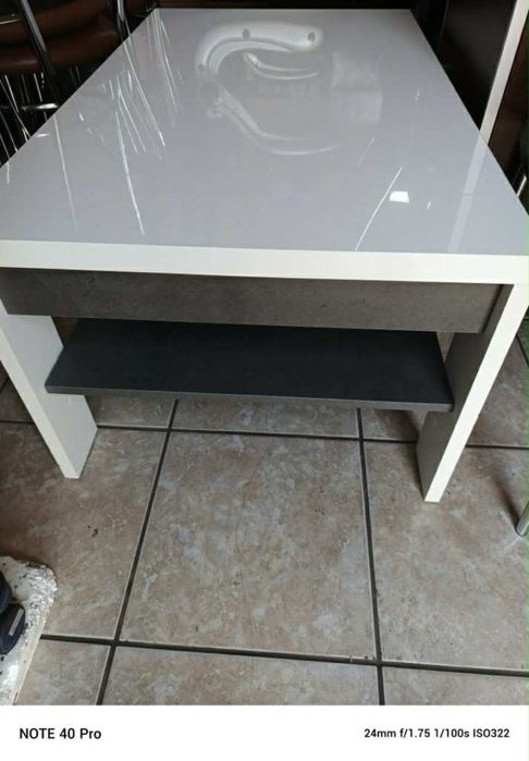 Stolik kawowy w kolorze bialym