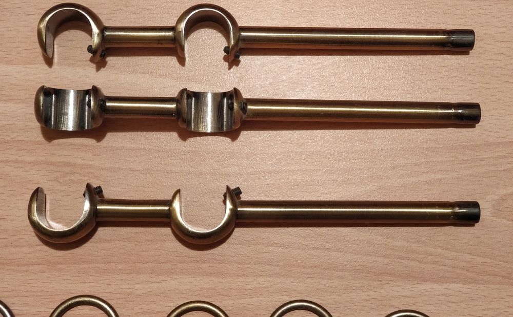 Długi karnisz w kolorze antyczne złoto