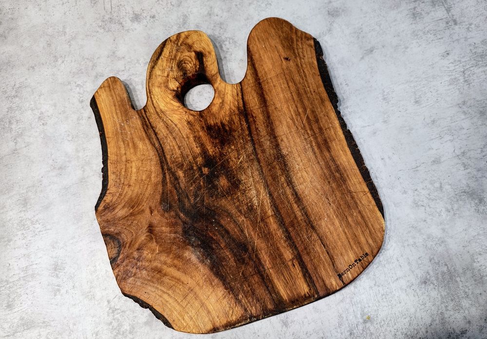 Handmade deska do krojenia Bern on table