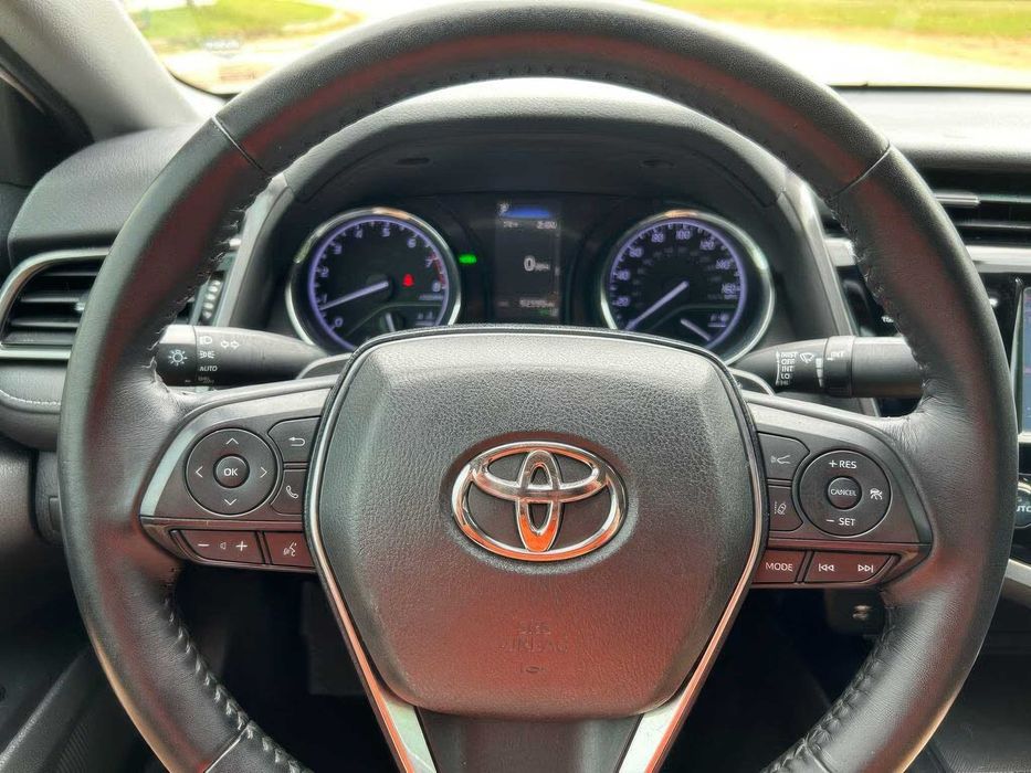 Toyota Camry SE      2020