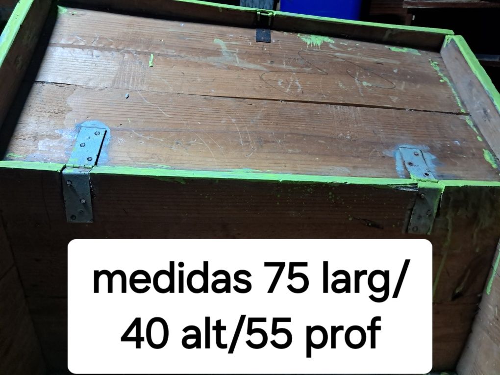 Baú em madeira antigo,feito a mão