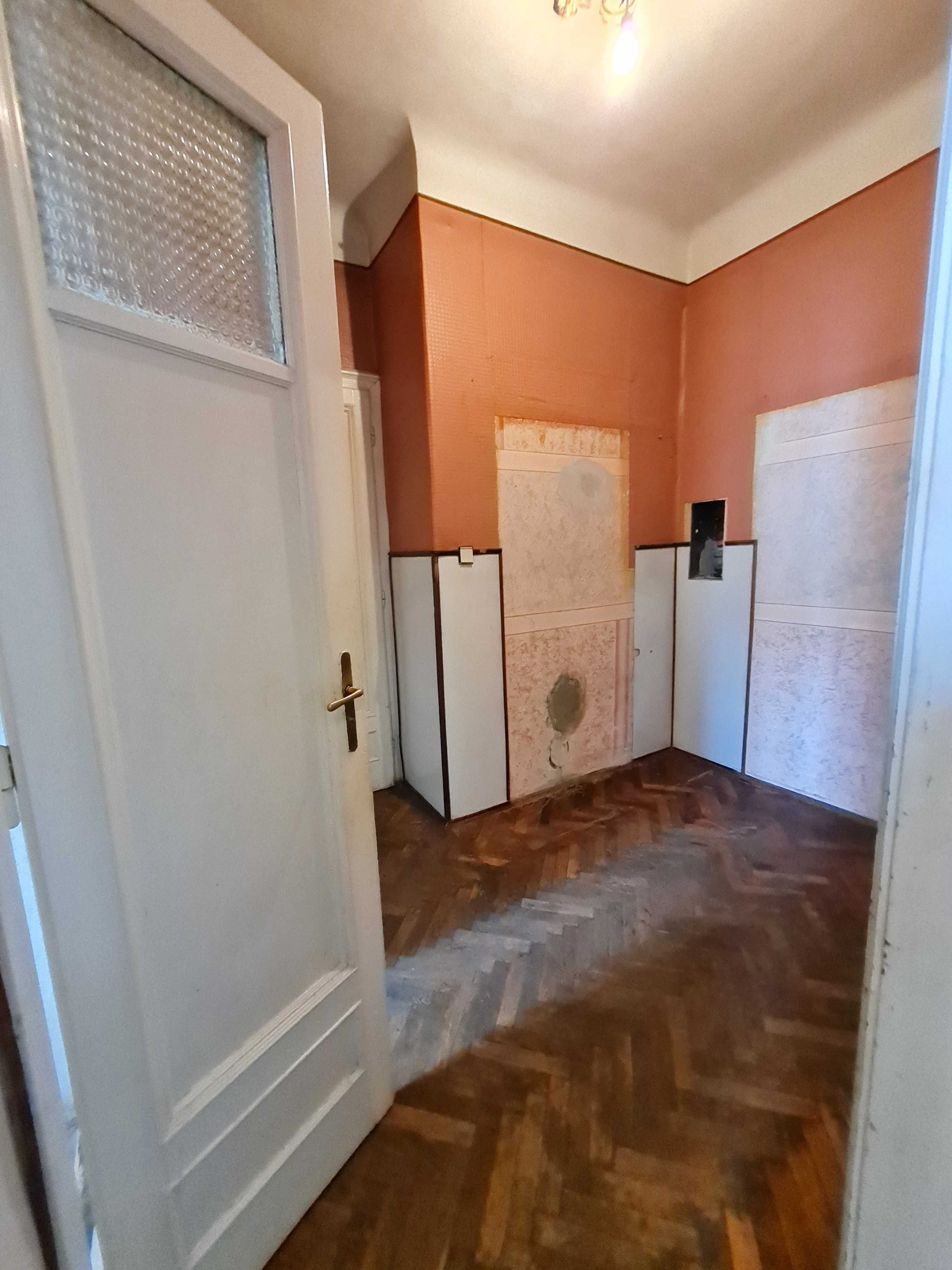 Продається 3-кімнатна квартира (Центр ) вулиця Шептицького.
