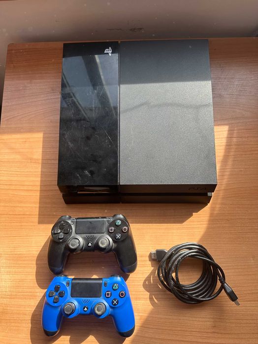 PlayStation 4 + 2 comandos originais – bom estado e pronta a jogar!