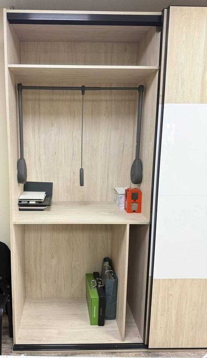 Продається виставкова шафа