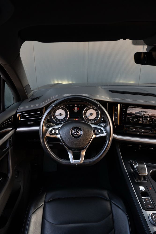 Wynajem TOUAREG VW Suv Wypożyczalnia samochodów luksusowych sport WRO