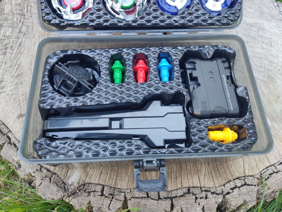 Набір Бейблейдів Beyblade X в кейсі 4 бейблейди 2 запускачі F 715