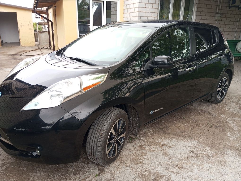 Продам автомобіль Nissan leaf