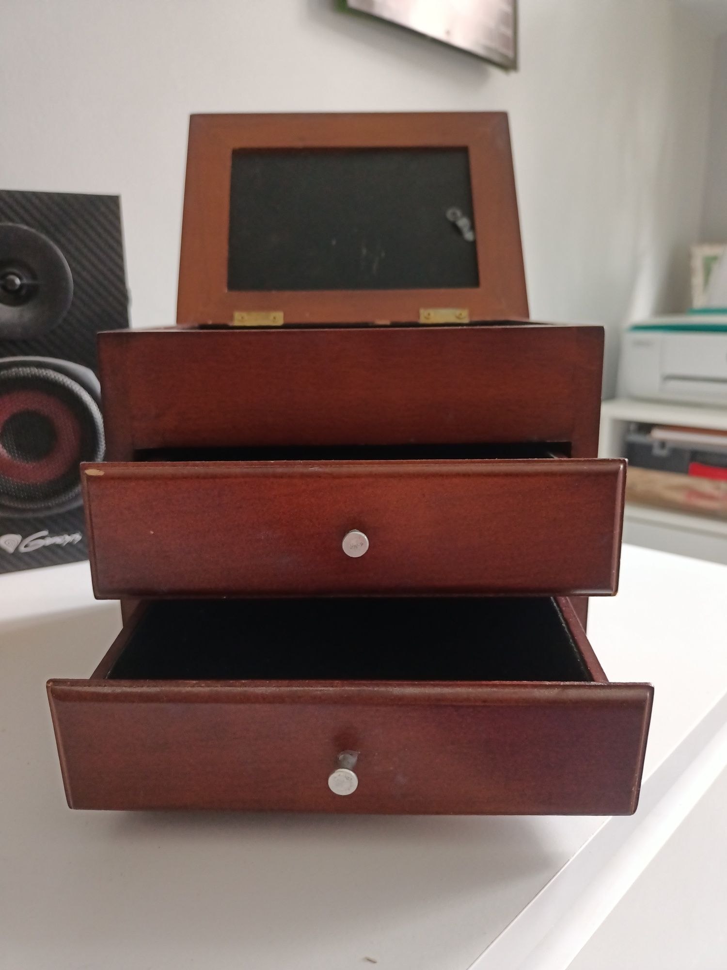 Drewniana szkatułka kuferek na biżuterię