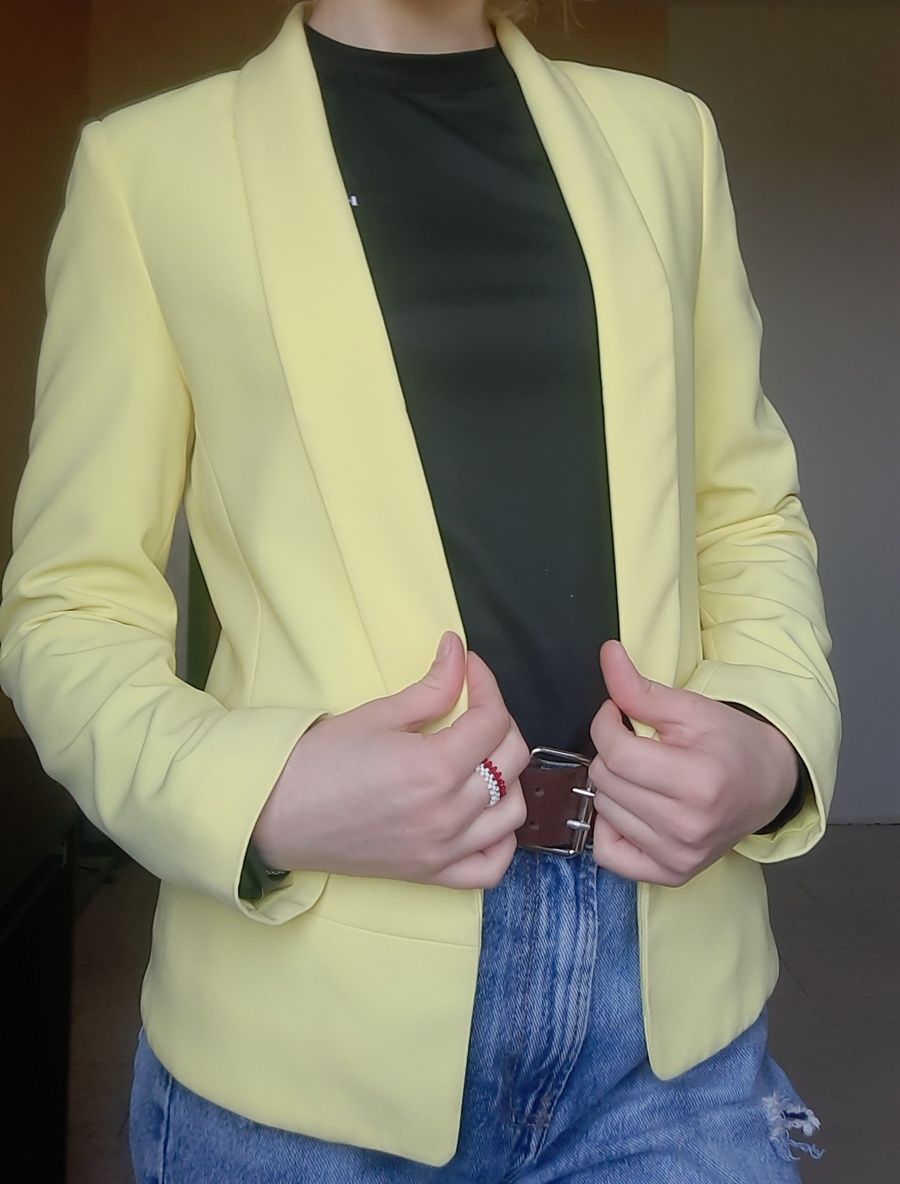 Продам жёлтый пиджак женский