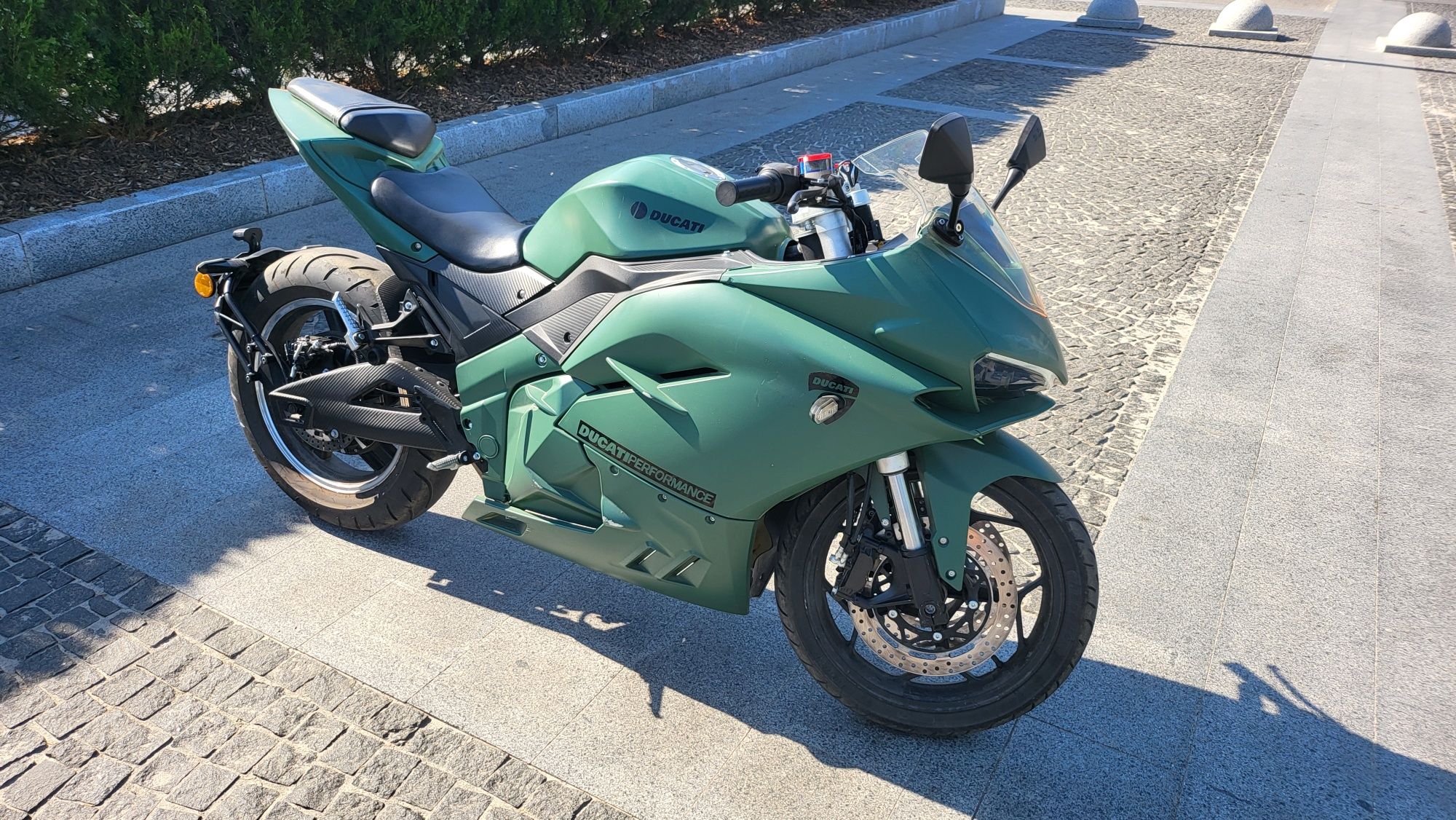 Продам электромотоцикл "Ducati Pinegale"