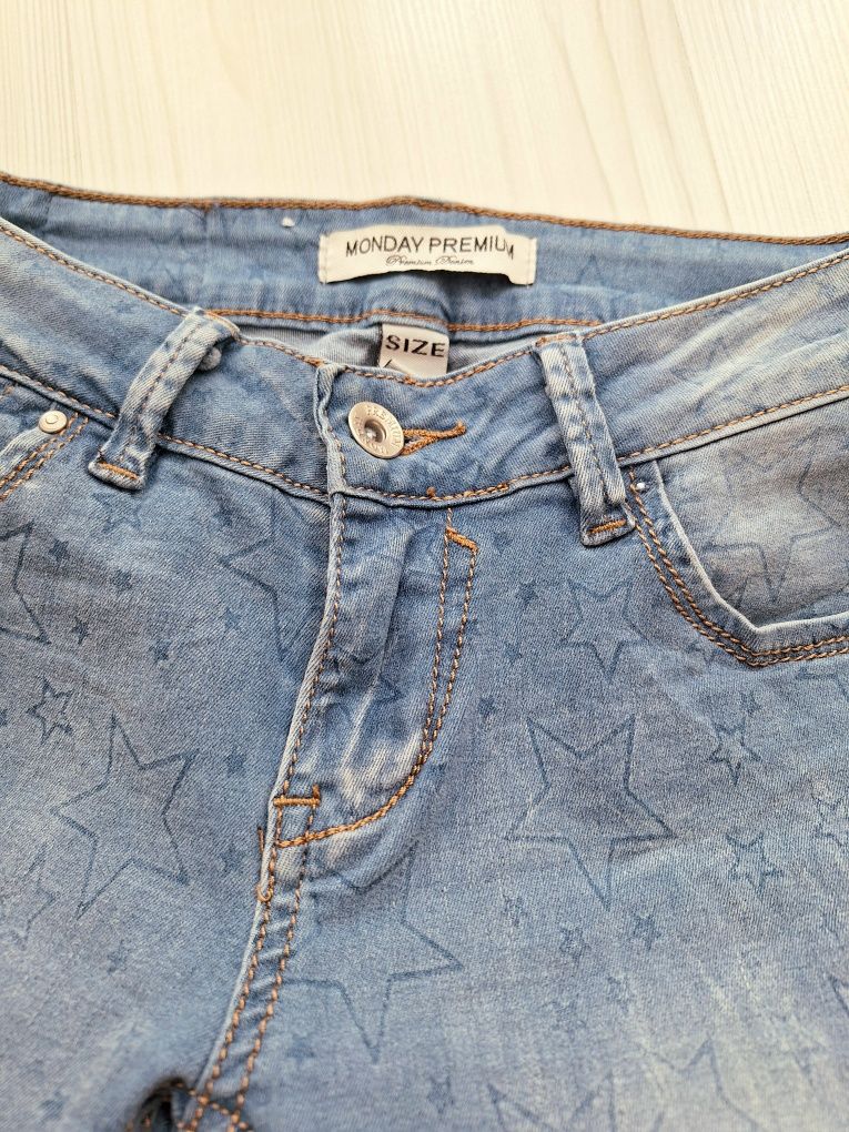 Spodnie jeansy rurki z gwiazdami 34