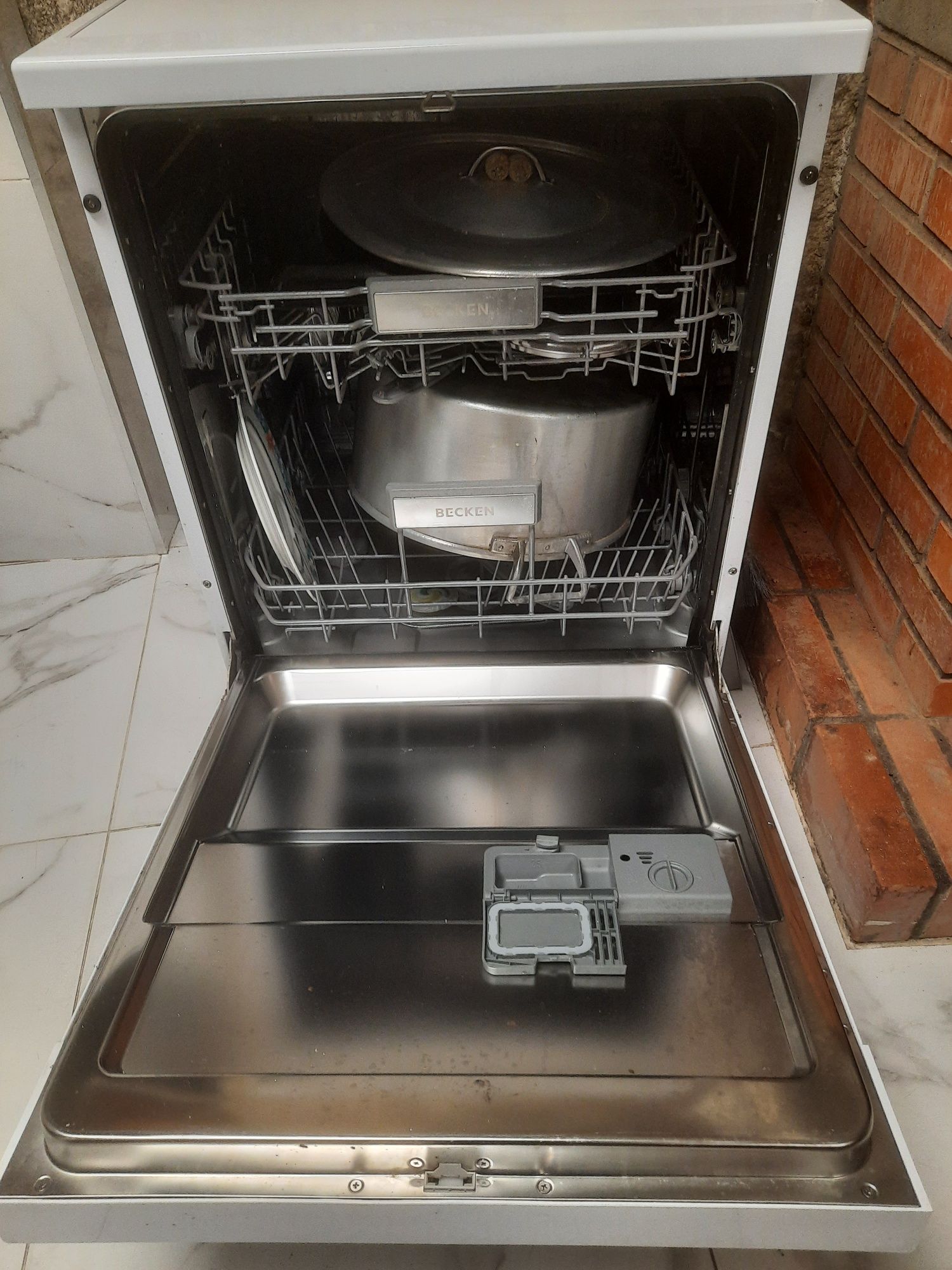 Maquina de lavar loica Becken e outra da V-Zug  semi-nova.