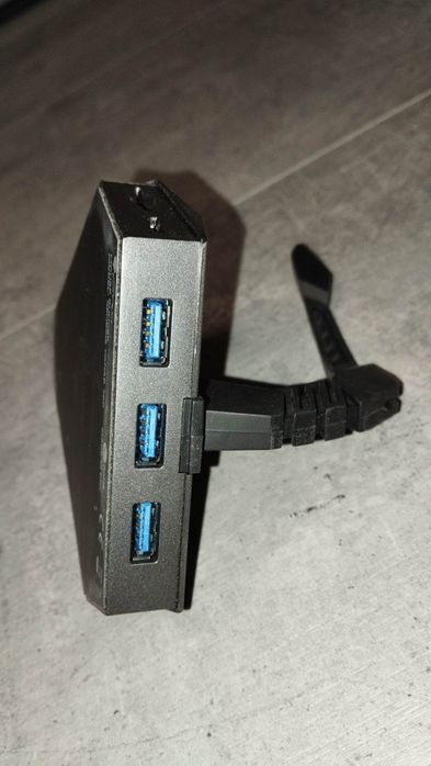 Uchwyt na kabel genesis z portami usb i sd