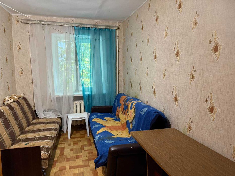 Продам комуналку в центрі Чорноморську другий поверх