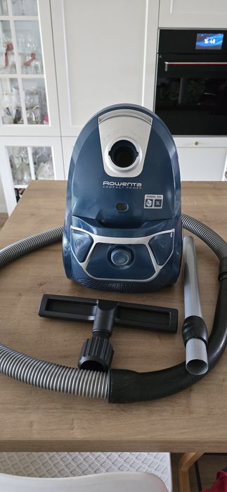 Mocny odkurzacz workowy ROWENTA COMPACT POWER o mocy 1800W.