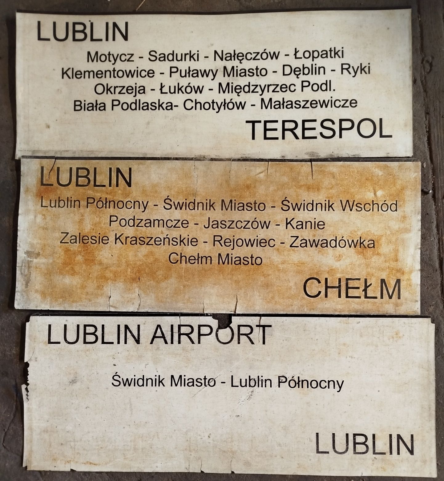 Stare tablice kierunkowe magnetyczne.