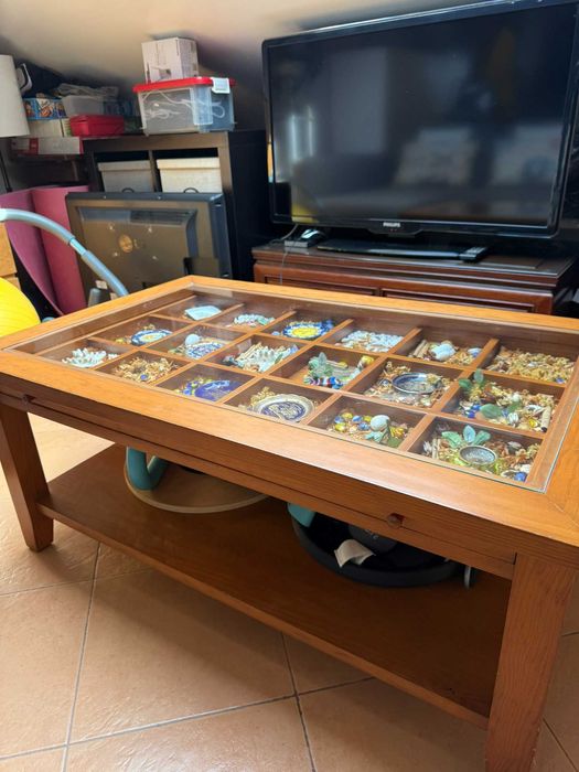 Mesa de centro com gaveta