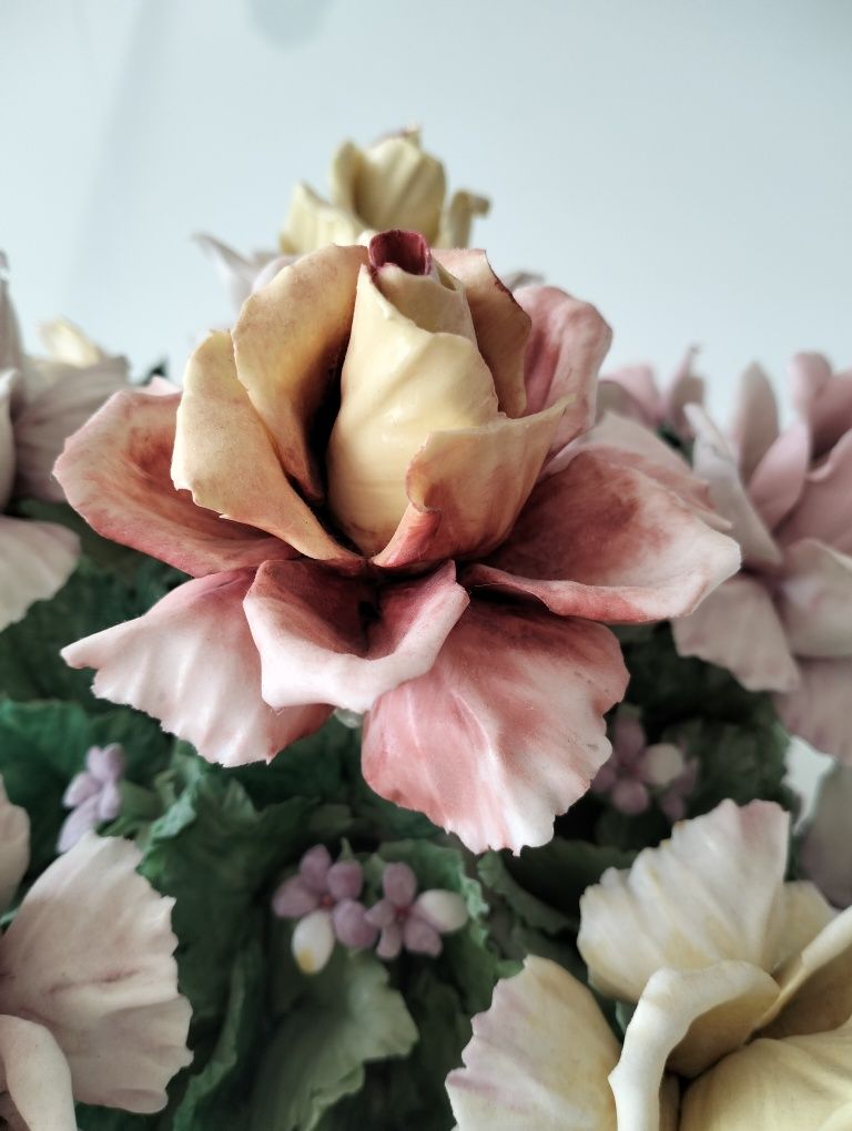 Arranjo de flores em loiça