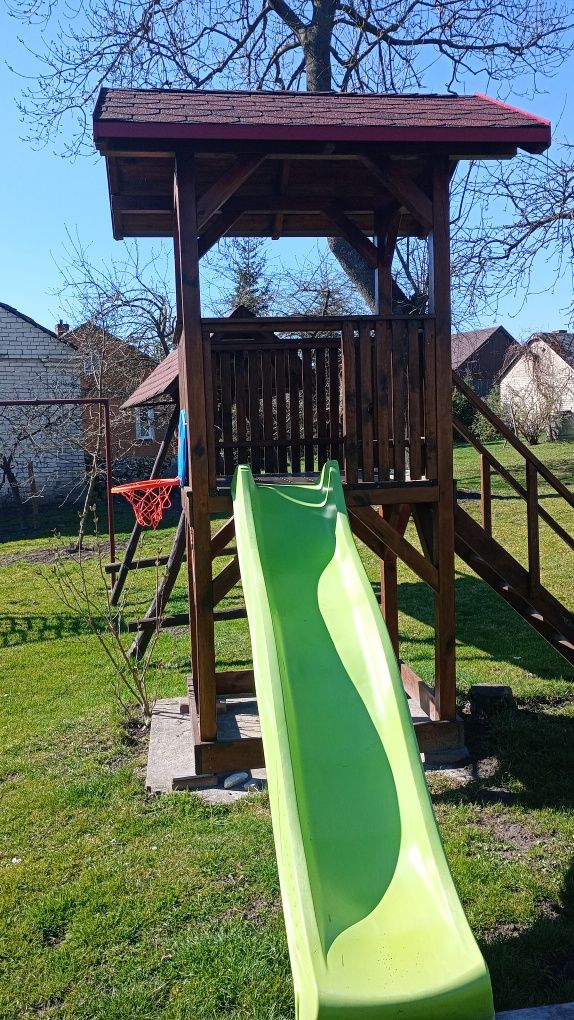 Domek ze zjeżdżalnią dla dziecka