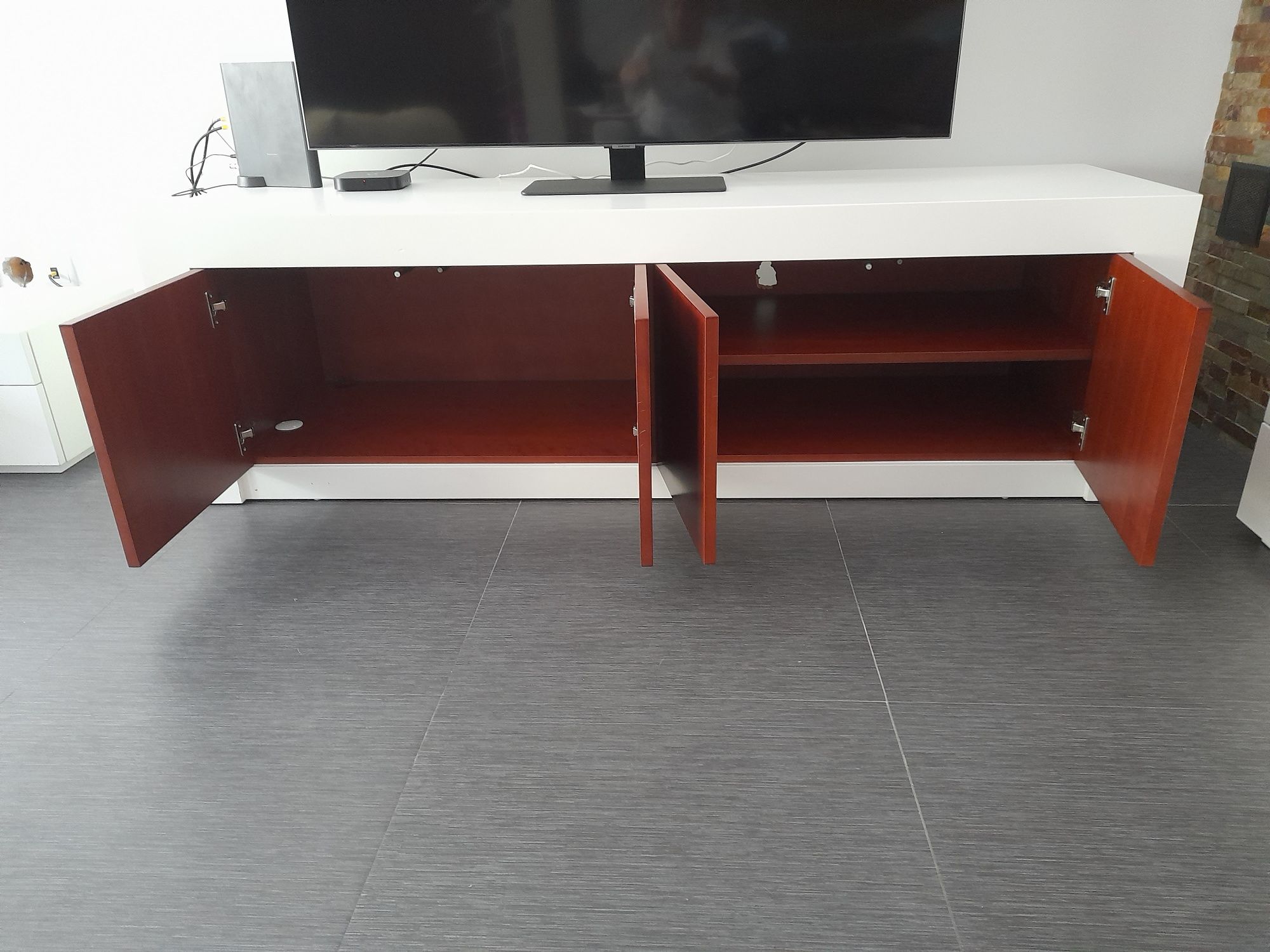 Móvel em madeira maciça, de sala de estar, lacado branco.