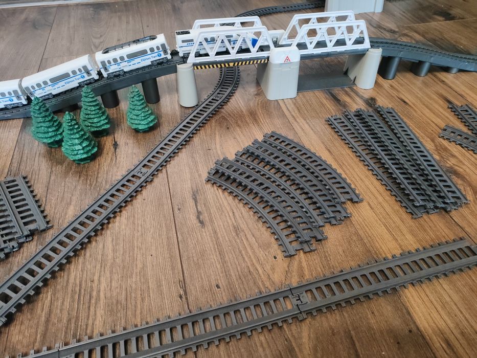 Tory do kolejki elektrycznej.