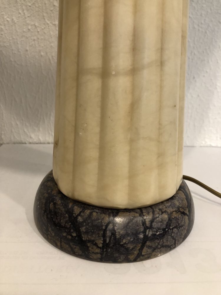 Candeeiro de mesa em mármore