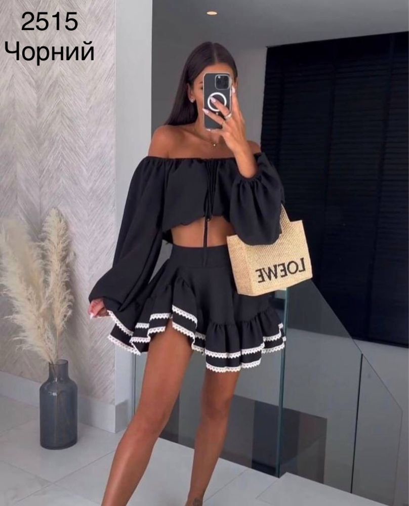 Жіночий літній костюм